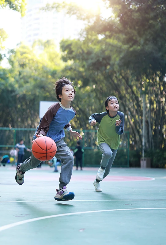 如何帮助青少年篮球运动员处理比赛中的情绪波动_0
